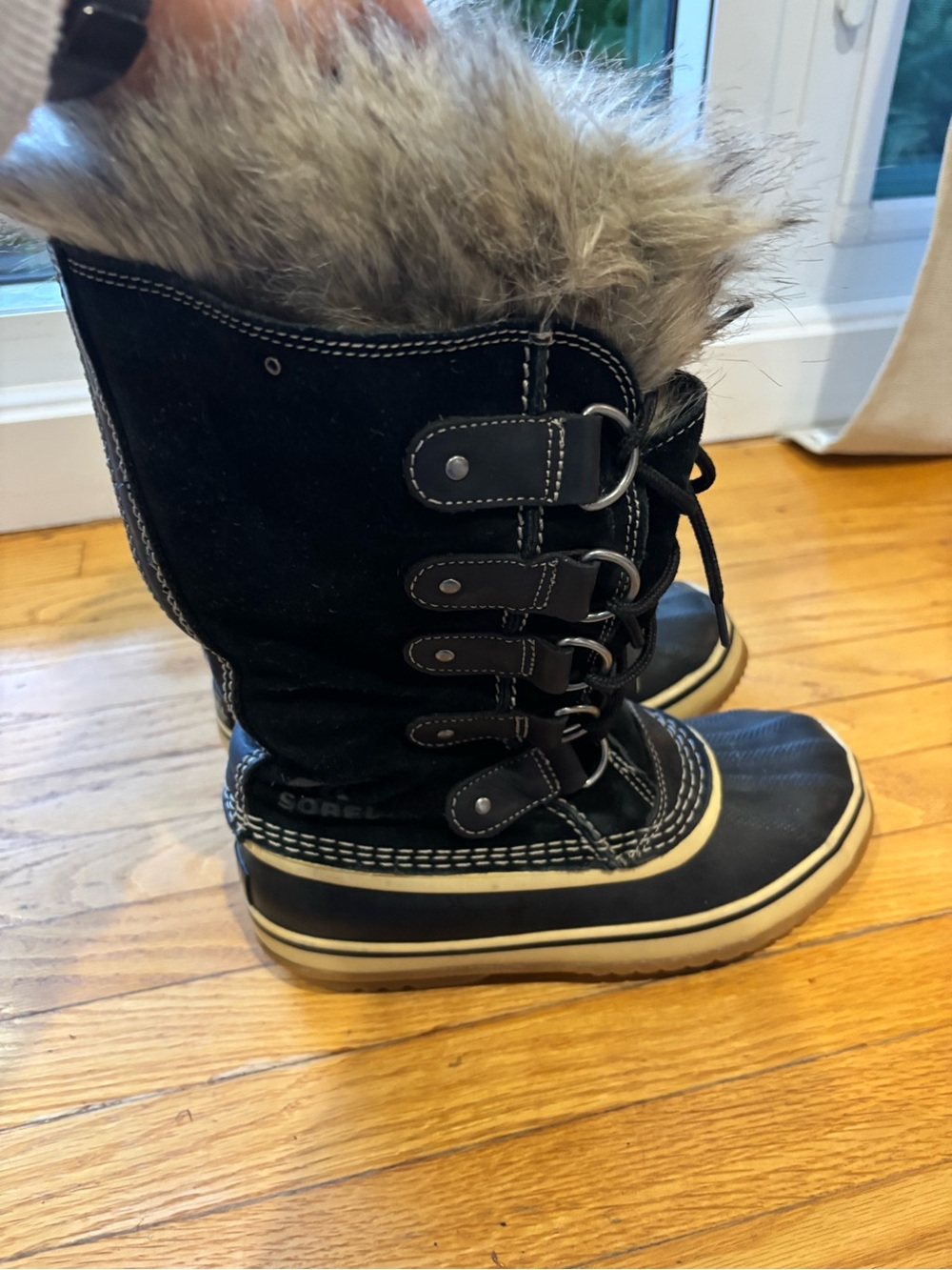 Women’s / Teen Black Suede and Fur-Lined Winter Boots